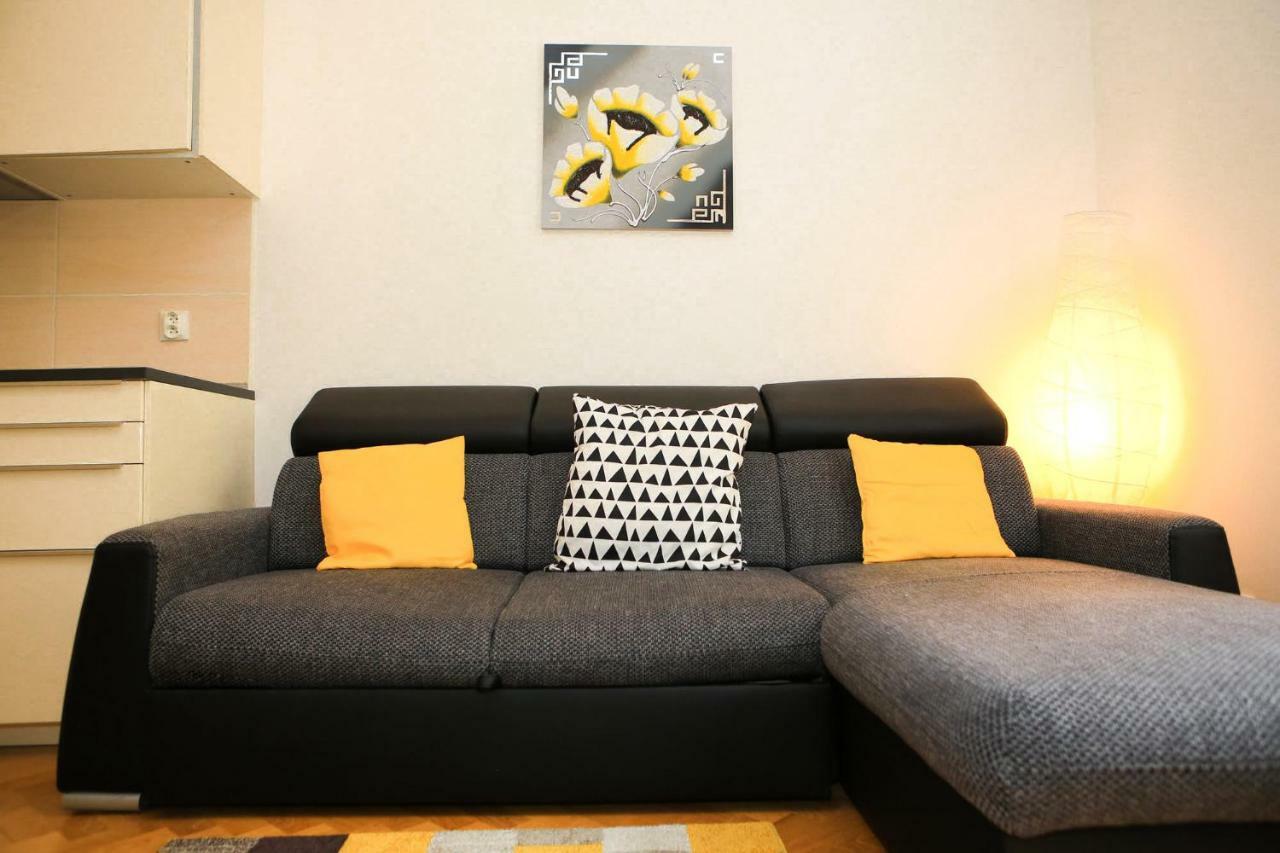 Yellow Apartment Few Steps From Metro Prag Eksteriør billede