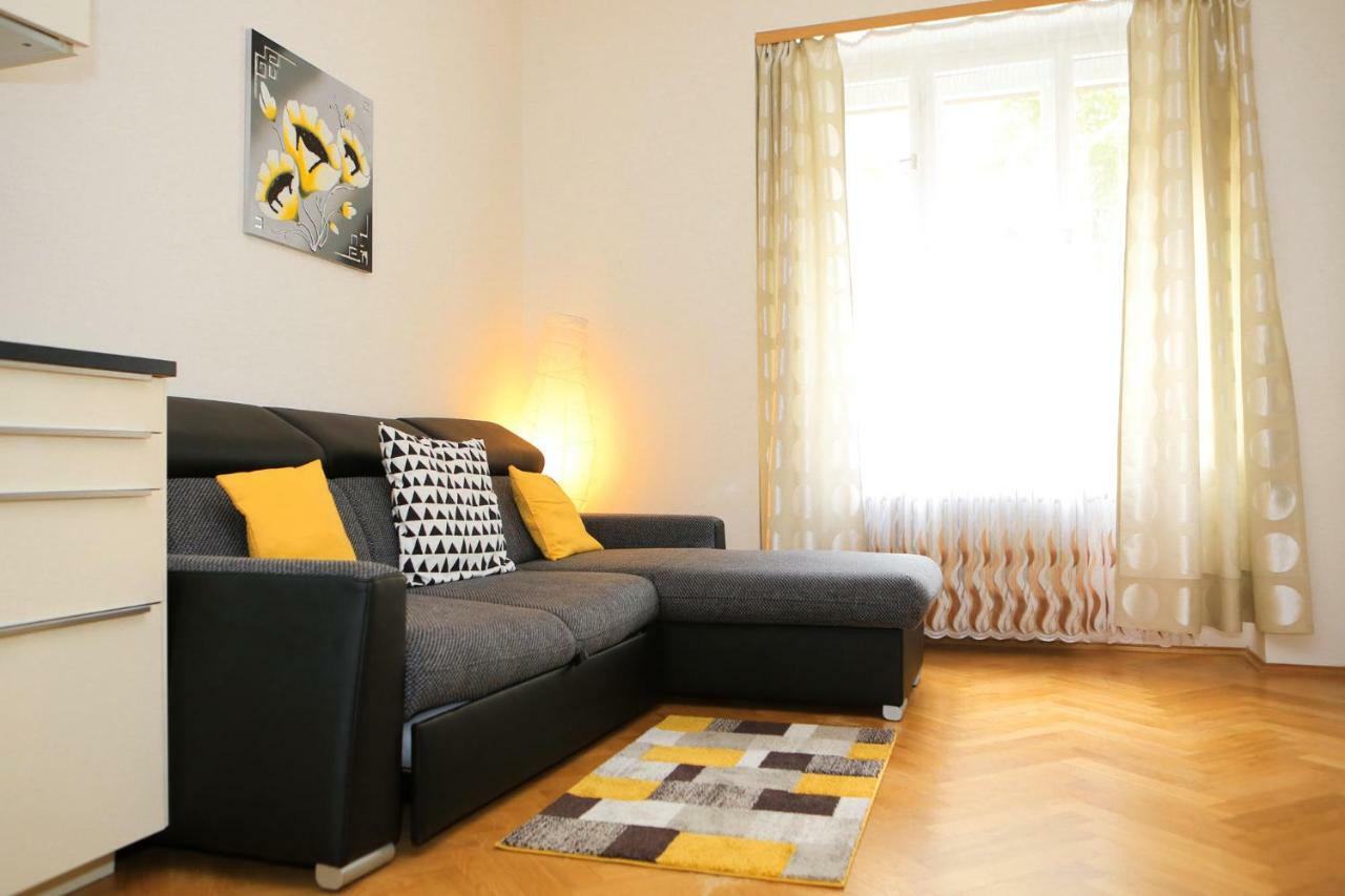 Yellow Apartment Few Steps From Metro Prag Eksteriør billede