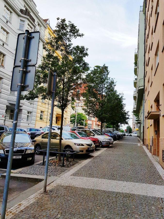 Yellow Apartment Few Steps From Metro Prag Eksteriør billede