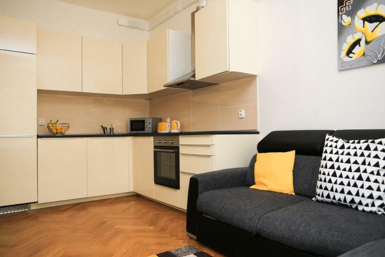 Yellow Apartment Few Steps From Metro Prag Eksteriør billede